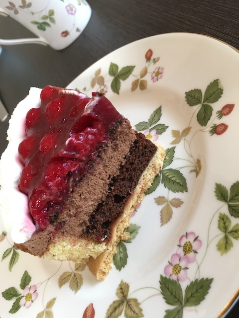 ヴァルトベーレ木苺チョコレートケーキとウェッジウッドの食器